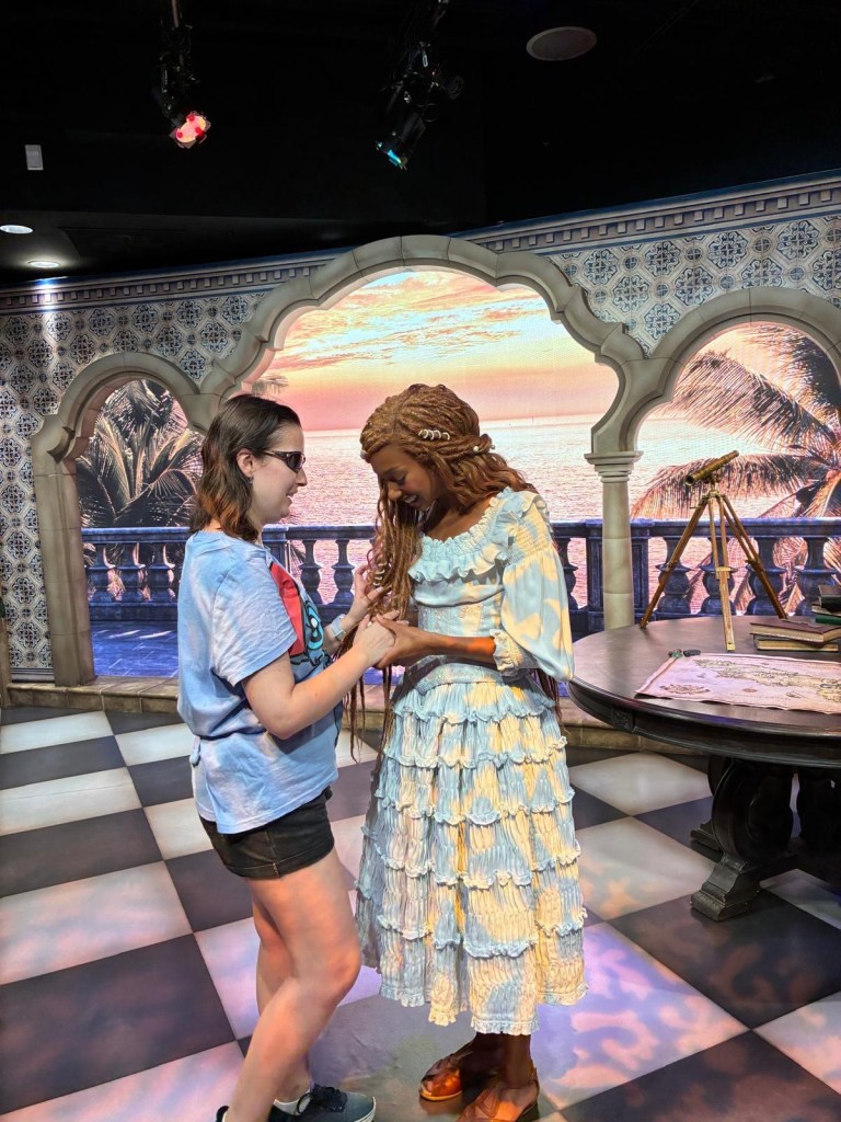 Ana tocando el cabello de Ariel