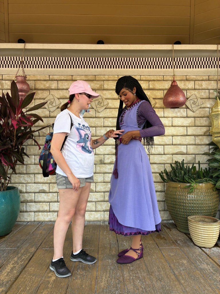 Asha enseñándole su cinturón a Ana