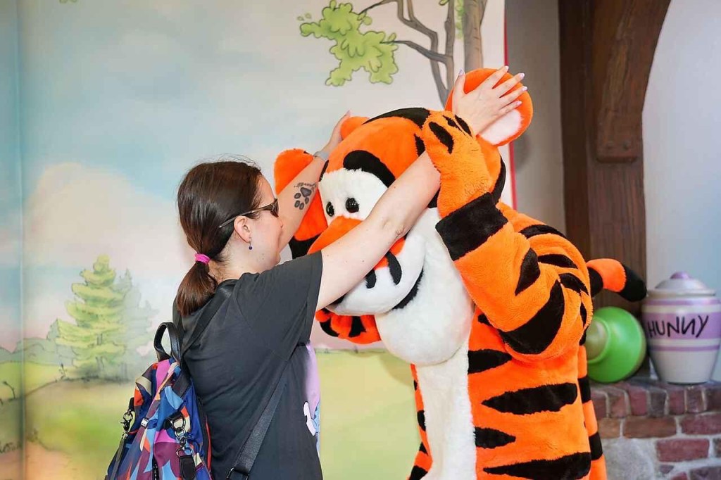 Ana tocando las orejas de Tigger